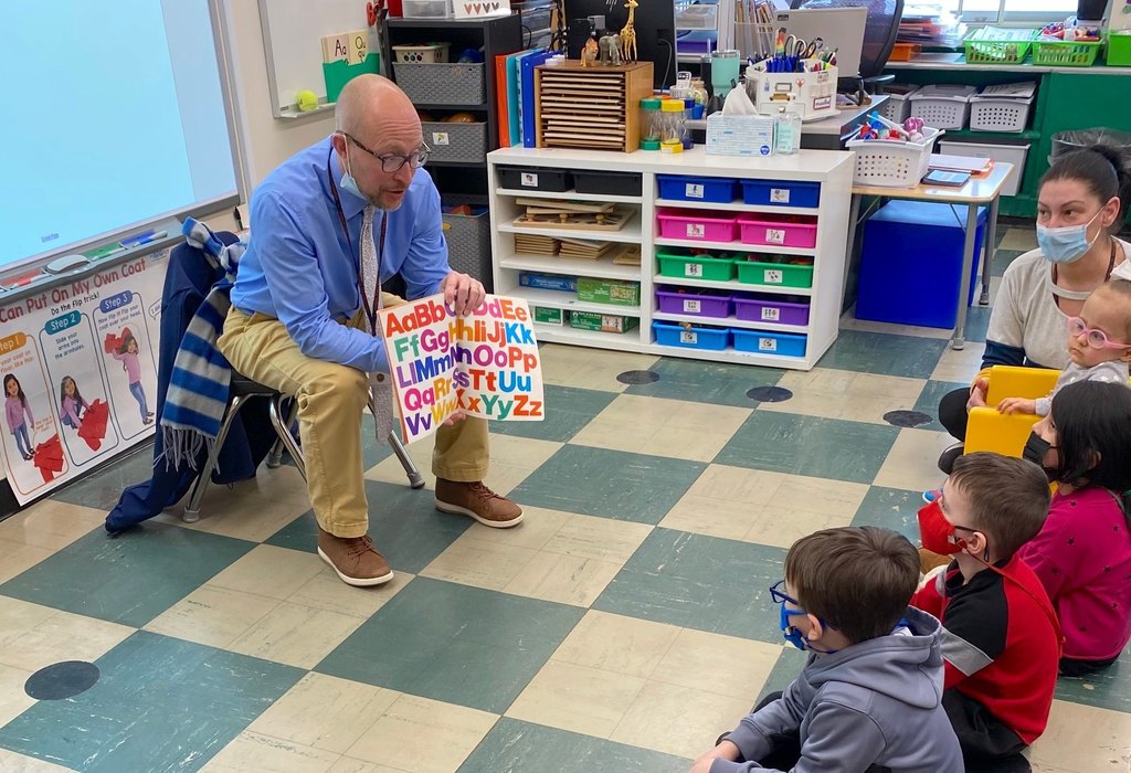 O'Donnell Middle School principal Matt Colantonio reading to preschool students.